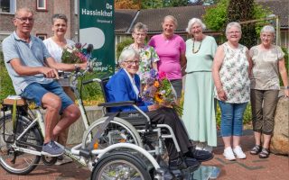 De Hassinkhof in Beltrum krijgt rolstoelfiets cadeau van Vincentiusvereniging Groenlo